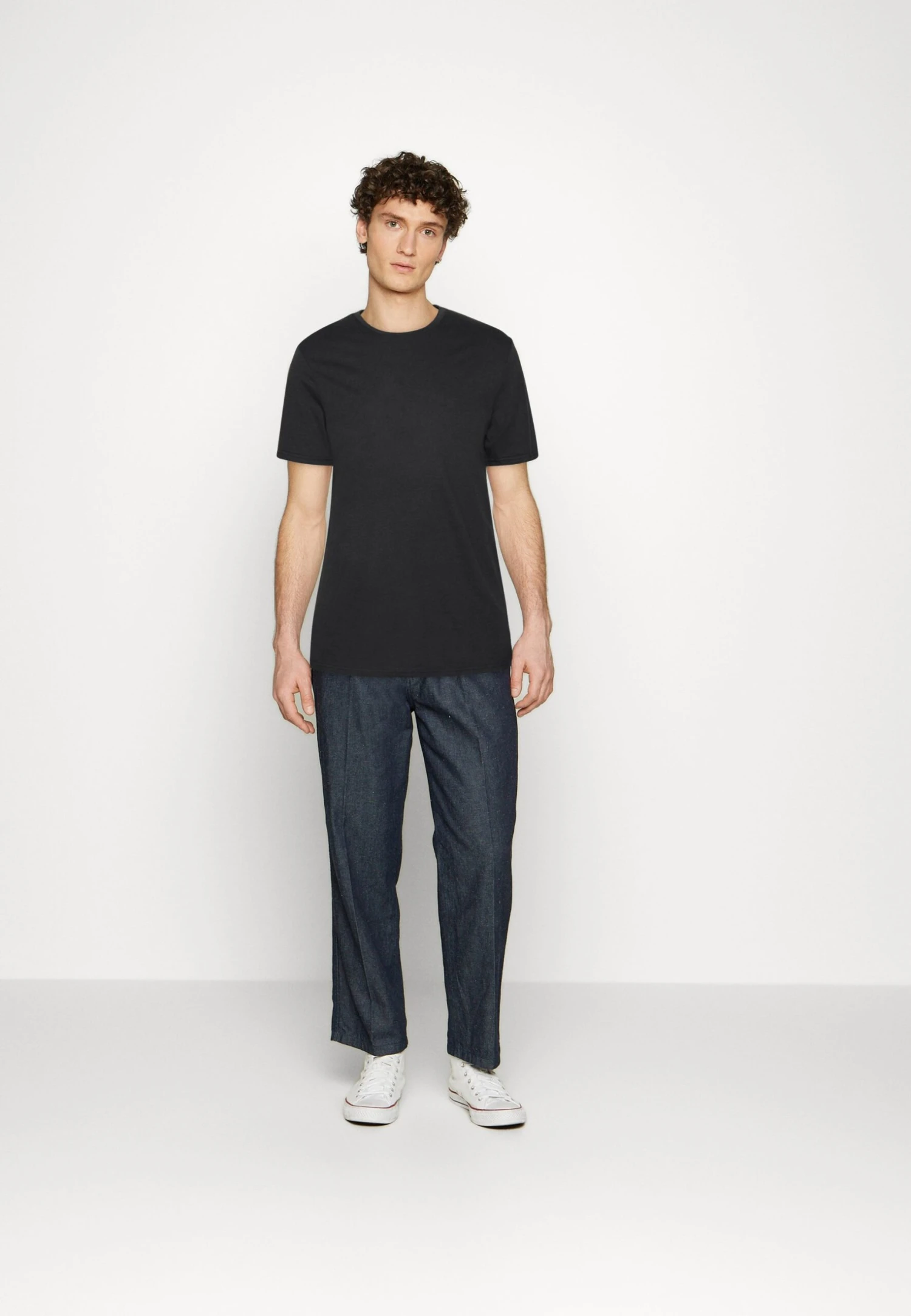 Pier One 5 Pack - T-Shirts - White/Off-White/Light Grey/Beige/Black 3 Pier One 5 Pack - T-Shirts - White/Off-White/Light Grey/Beige/Black