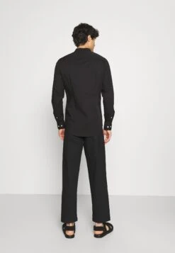 Pier One Muscle Fit Stand- Skjorte - Black -Pier One 0baebc4f5c6545e38aaa3b4f90cebbda