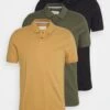 Pier One 3 Pack - Poloskjorter - Camel/Khaki/Black 1 Pier One 3 Pack - Poloskjorter - Camel/Khaki/Black -Pier One 16db92ea73b9462093a7b59928d23834