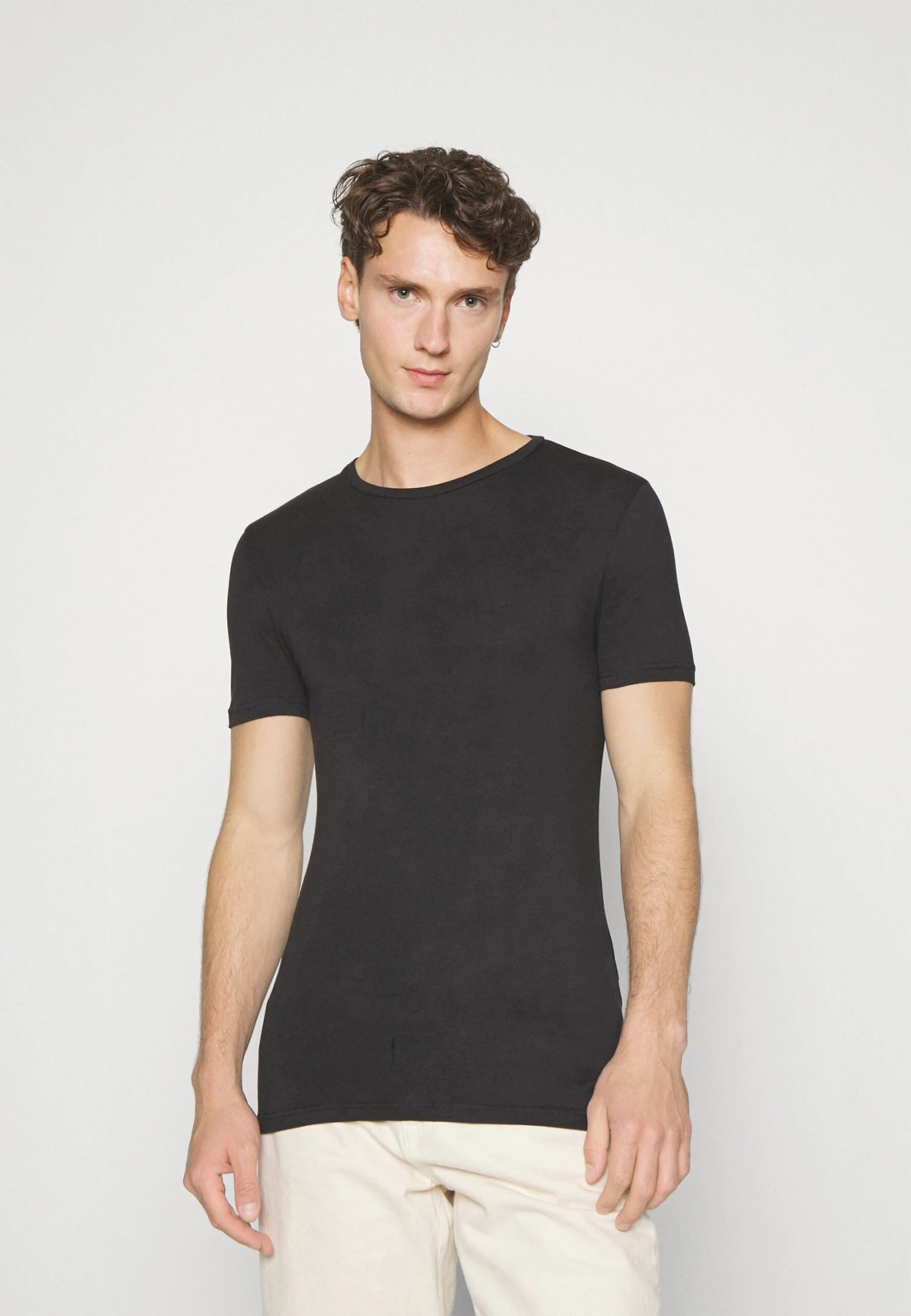 Pier One 3 Pack Muscle Fit- T-Shirts - Black 4 Pier One 3 Pack Muscle Fit- T-Shirts - Black - Bilde 2