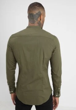 Pier One Muscle Fit Stand- Skjorte - Oliv 9 Pier One Muscle Fit Stand- Skjorte - Oliv -Pier One 6203a98ce2074a57aa2427fe331f99cb