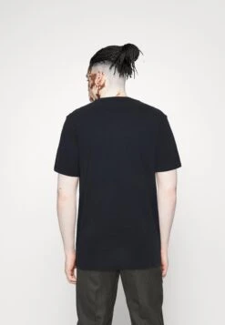 Pier One T-Shirts Med Print - Dark Blue -Pier One a451cdf03a834bbb8e942e813546bda7