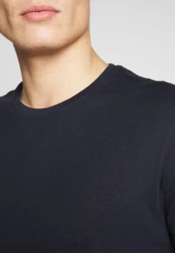 Pier One 2 Pack - T-Shirts - White/Dark Blue 13 Pier One 2 Pack - T-Shirts - White/Dark Blue -Pier One de6827f8d2cf4a2c856d09a9d7f8109d